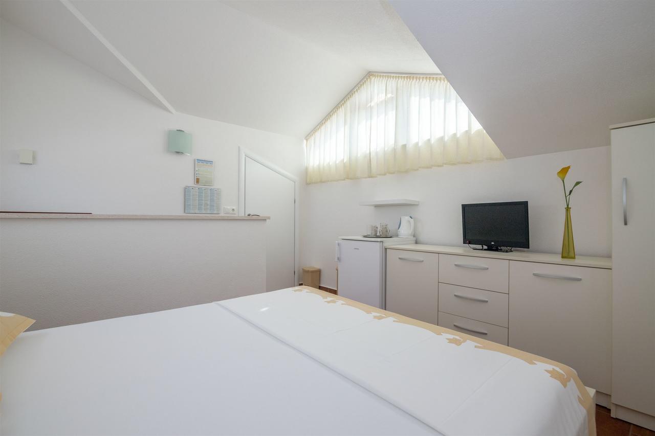Apartments And Room Maestral Трогир Экстерьер фото